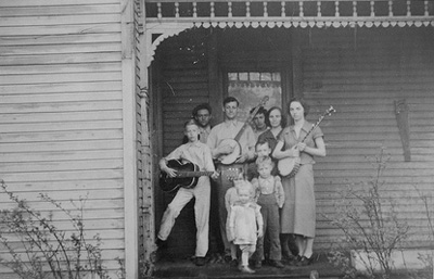 Photograph by Alan Lomax. REPOSITORY: Library of Congress Prints & Photographs Division Washington, D.C. 20540 USA. DIGITAL ID: (original) ppmsc 00650 hdl.loc.gov/loc.pnp/ppmsc.00650. CARD #: lmx1999000377/PP